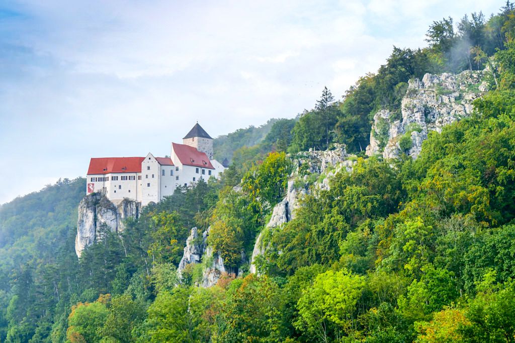Burg Prunn thront majestätisch auf 70m hohen Riff-Kalkfelsen - Altmühltal Highlight auf der Altmühltal Klamm Wanderung - Bayern