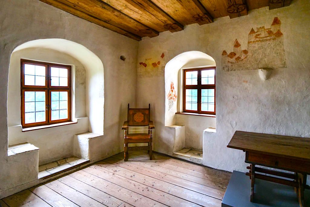 Burg Prunn - renovierter Wohnturm mit tollen Wandermalereien aus dem 15. Jahrhundert - Altmühltal, Bayern