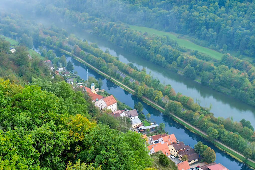 Burgruine Randeck: Ausblick auf Markt Essing & Main-Donau-Kanal - Altmühltal, Bayern