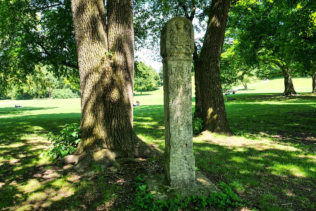 Historische Burgfriedensäule von 1724 im Englischen Garten von München - Bayern