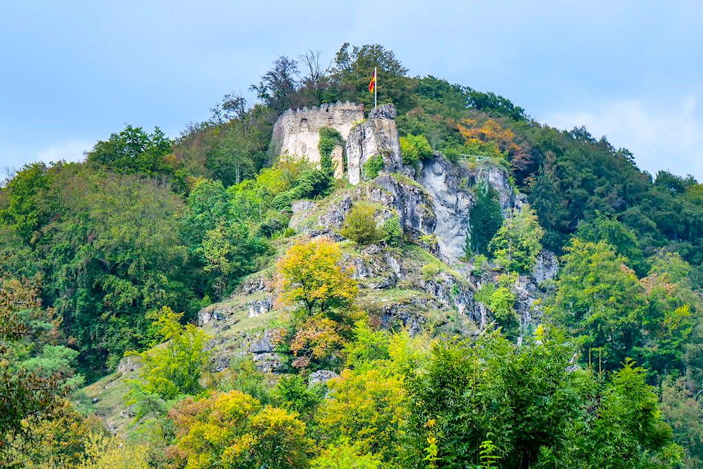 Beeindruckende Burgruine Tachenstein oberhalb von Riedenburg - Altmühltal Wandertipps - Bayern