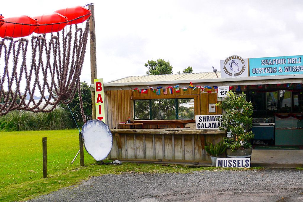 Coromandel Peninsula - Zahlreiche Oyster Shacks & Restaurant mit Muschelgerichten in der Bucht von Coromandel - Nordinsel, Neuseeland