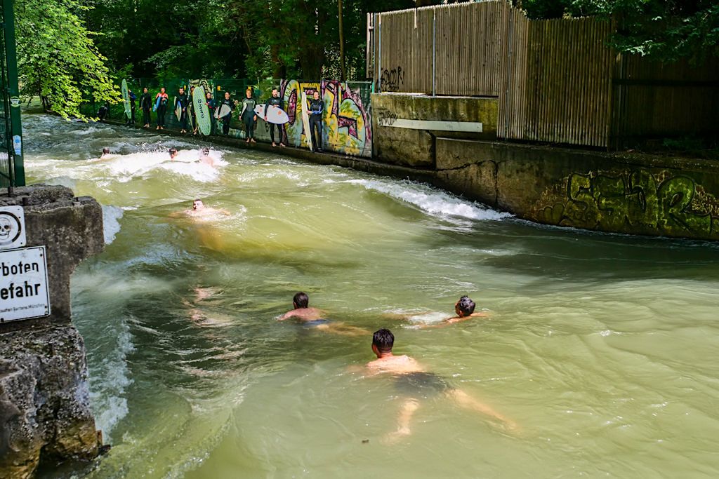 Badende lassen sich über die Dianabadschwelle & Kleine Eisbachwelle tragen - Highlights im Englischer Garten - München, Bayern
