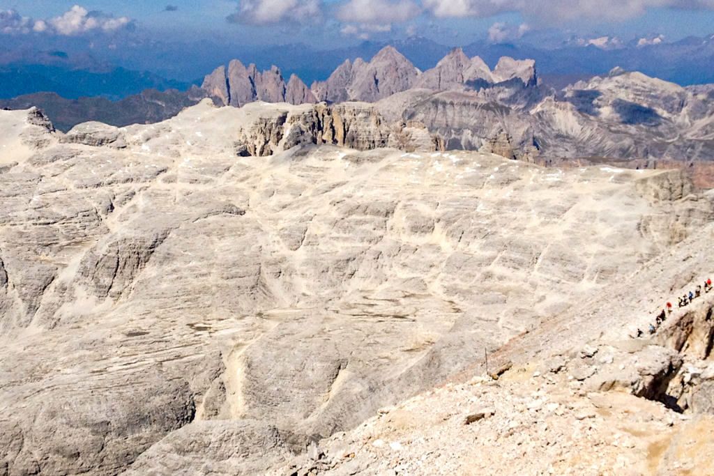Einwege-System beim Aufstieg auf den Piz Boe - Leichte Wanderung zum höchsten Gipfel des Sella Gebirges - Dolomiten, Südtirol