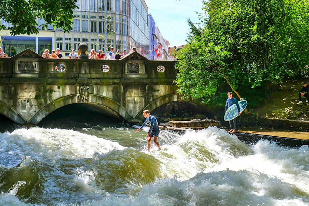 Große Eisbachwelle E1 - Weltbestes Riversurfing im Englischer Garten - München Highlight - Bayern