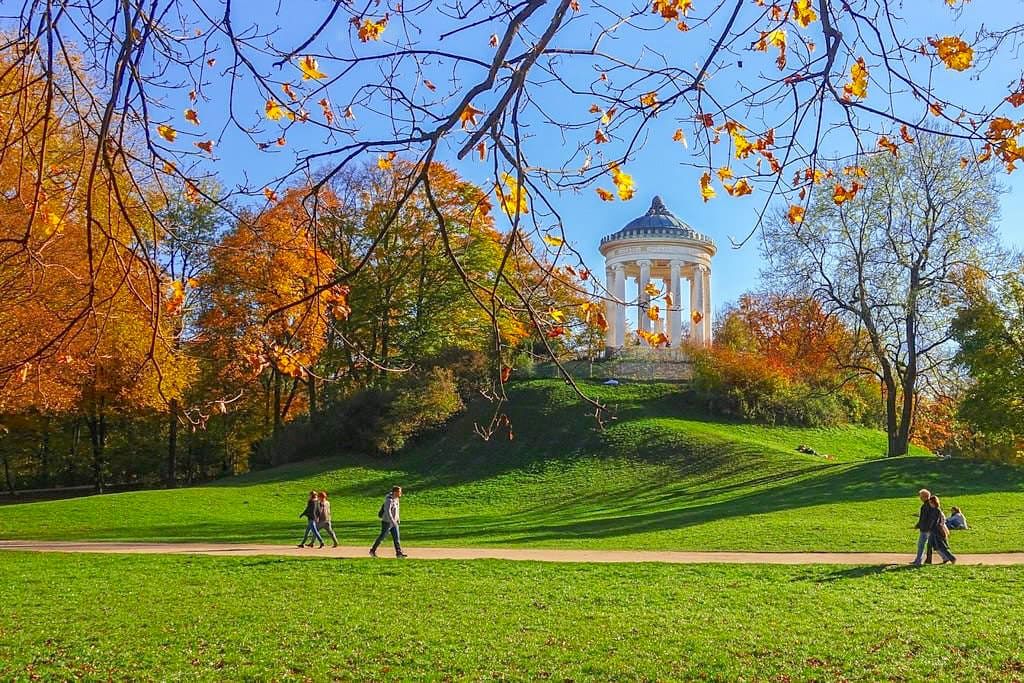 Englischer Garten in bunten Herbstfarben - München Highlights - Bayern