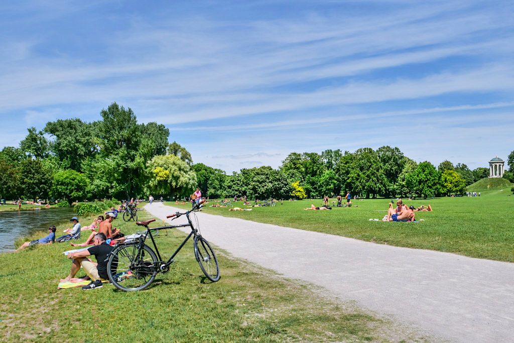 Viele Wege führen durch den Englischer Garten, der grünen Lunge Münchens - Bayern