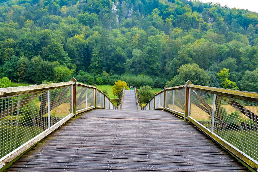 Essing: eine der längsten Holzbrücke Europas mit ungewöhnlicher Baukonstruktion liebevoll Tatzelwurm genannt - Altmühltal, Bayern