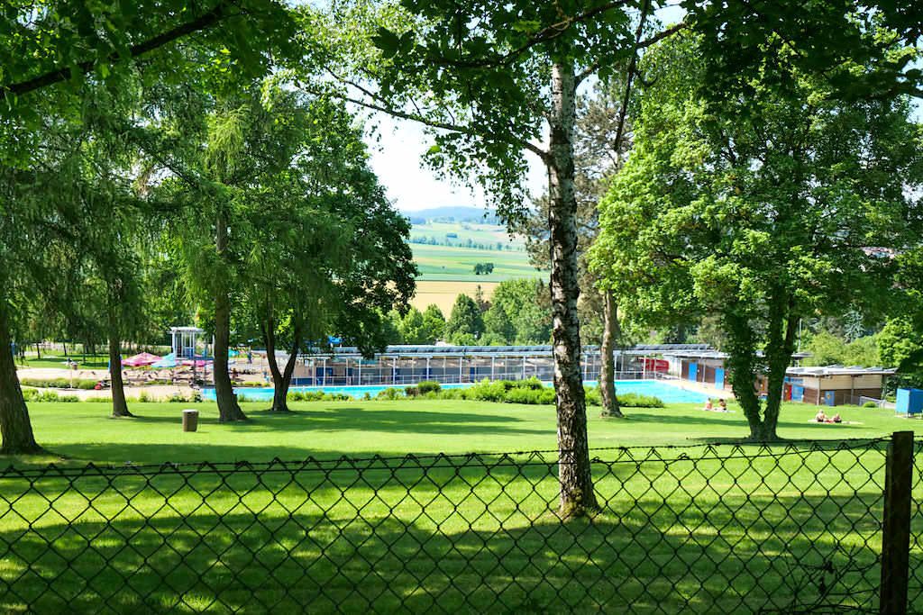 Freibad Marienhöhe idealer Ausgangspunkt und Ende der schönen Schäferweg Rundwanderung - Donau-Ries, Bayern