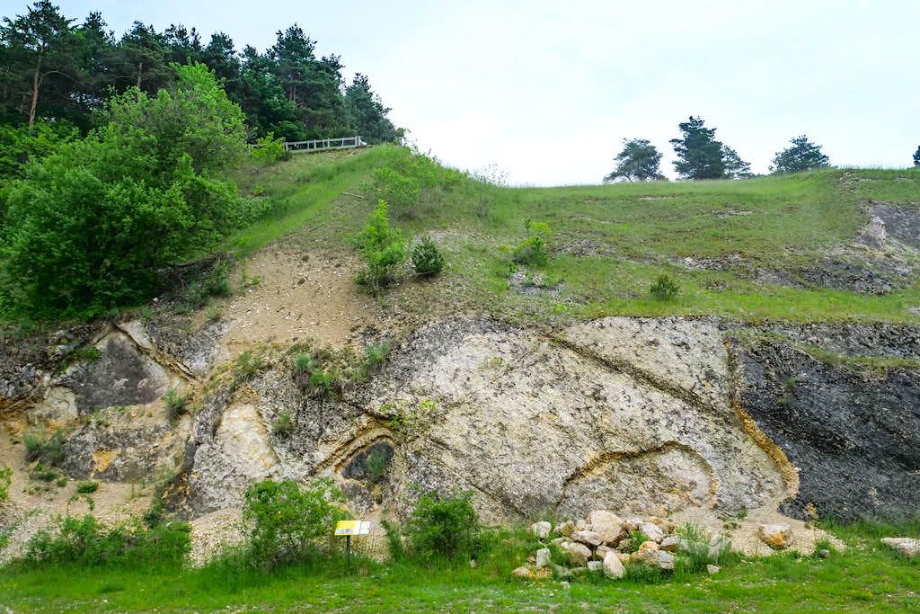 Geotop Kalvarienberg Gosheim - Ries-Ereignis verschiebt riesige Gesteinsschollen - Donau-Ries, Bayern