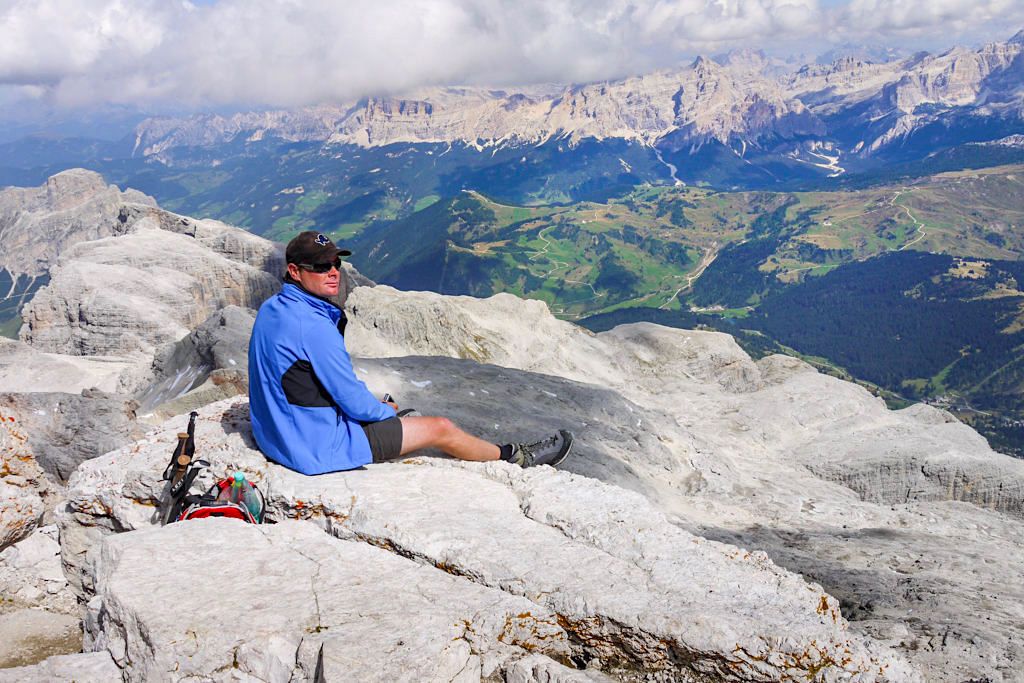 Gipfelrast mit atemberaubendem Panorama - Piz Boe Gipfel - Sella-Gruppe, Dolomiten