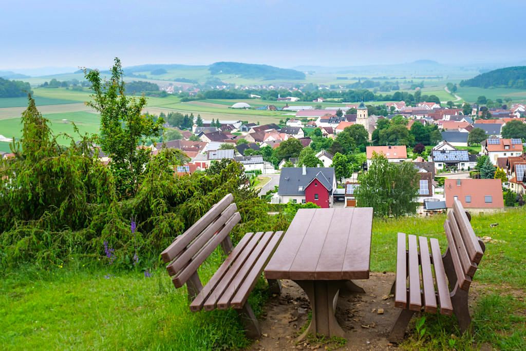 Ausblick auf Gosheim und Rieskrater - Geotop Kalvarienberg - Bayern
