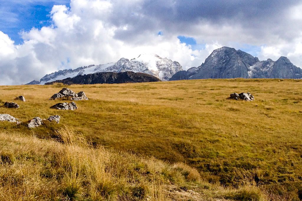 Graslandschaft am Ende des Abstiegs vom Piz Boe durch die Pordoischarte zum Pordoijoch - Dolomiten, Südtirol