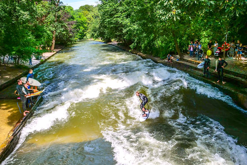 Große Eisbachwelle E1 beliebt bei Flusssurfer Profis am Südeingang des Englischen Gartens - München Top Sehenswürdigkeit - Bayern