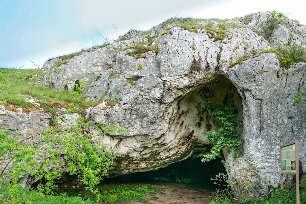 Riegelberg & Ofnethöhlen - Gesteinsverschiebungen beim Ries-Ereignis & Fundort von Menschenschädeln - Donau-Ries, Bayern