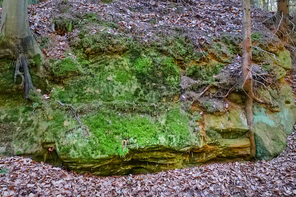 Häferloch - An den Wänden sind noch Bearbeitungsspuren für den Burggraben zu finden - Sinterterrassen Hoher Brunnen - Altmühltal, Bayern