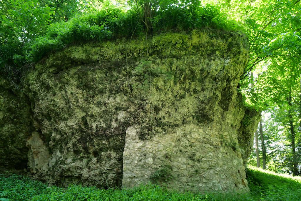 Rückansicht des Hexenfelsens zum Wasserreservoir hin- Nördlingen, Bayern