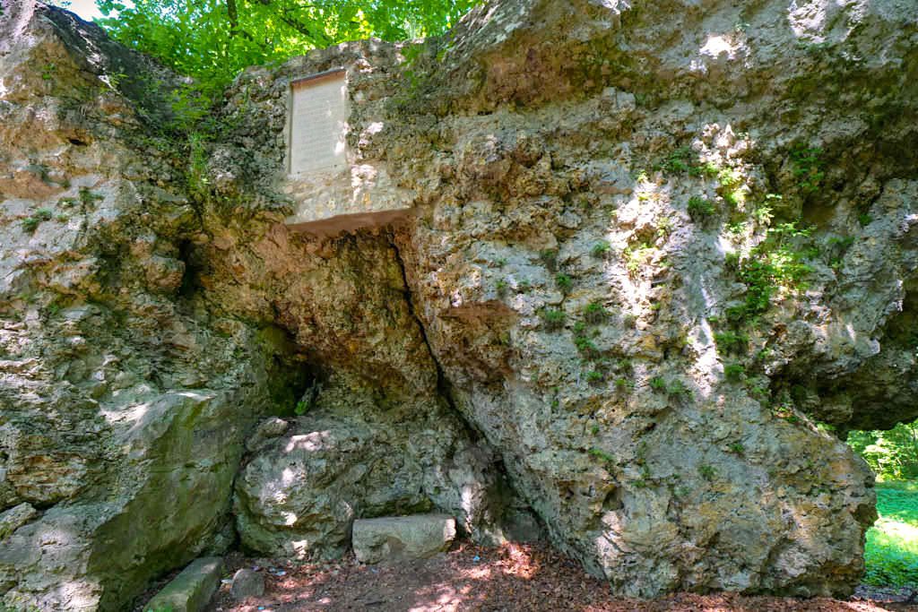 Hexenfelsen auf dem Galgenberg in Nördlingen - Geotop aus dem Ries-Ereignis - Bayern