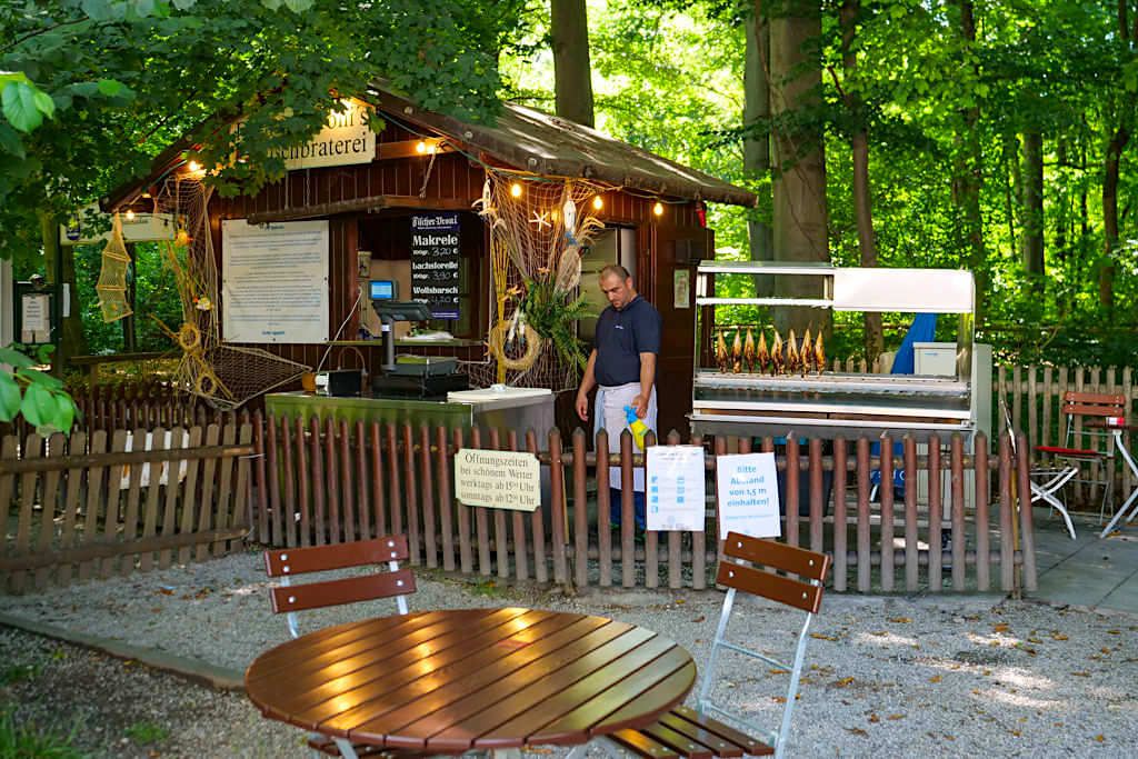 Hirschau Biergarten mit Steckerlfisch Bude - Englischer Garten der Nordteil - München, Bayern