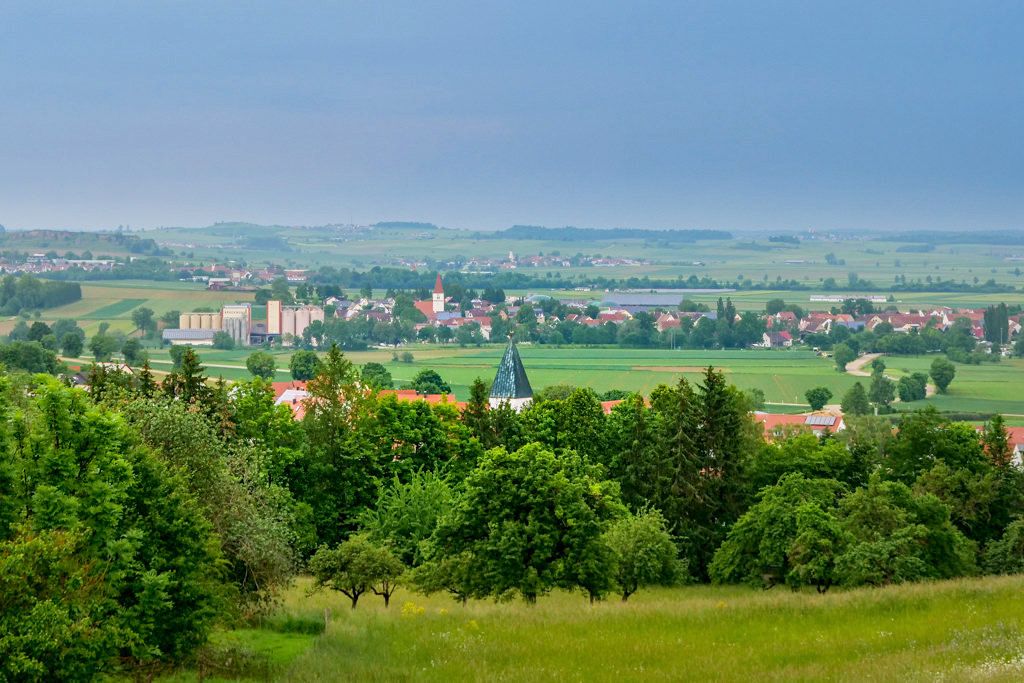 Ausblick auf Holheim & Nähermemmingen vom Geotop Lindle auf der Schäferweg Wanderung im Donau-Ries - Bayern
