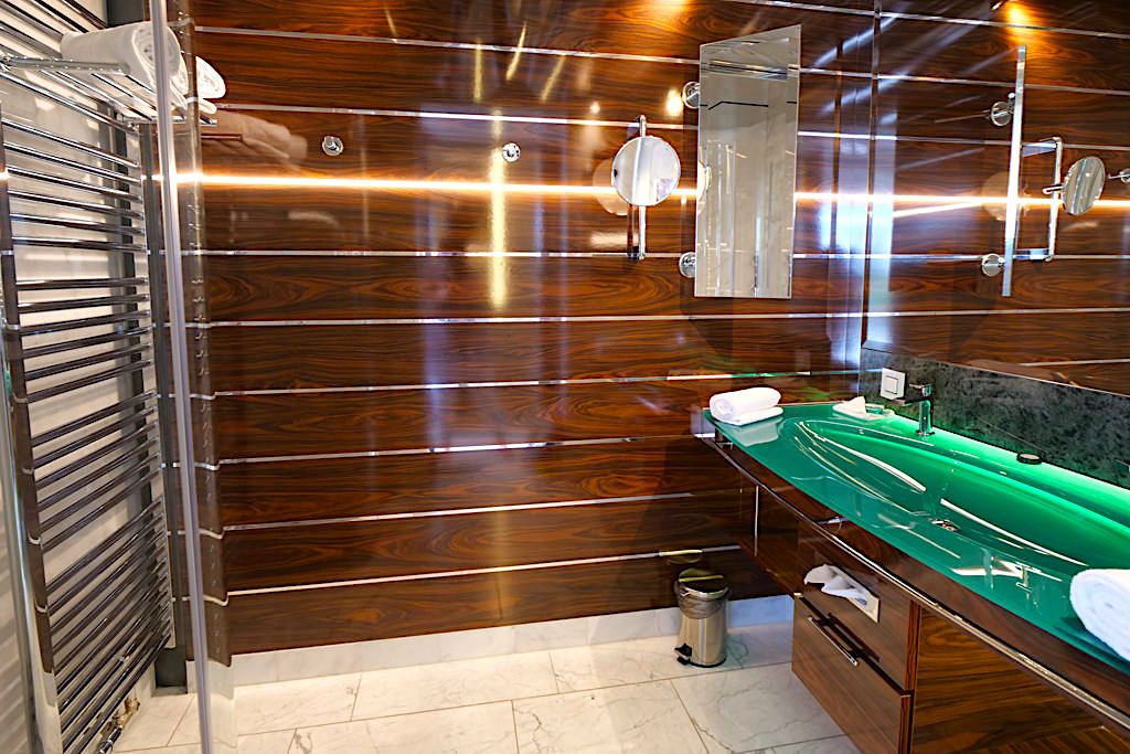 Hotel Victory - Yacht-Kabine: das Bad - Therme Erding - Bayern