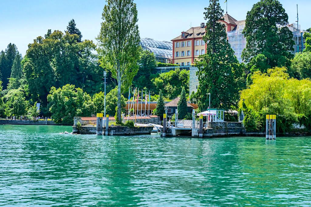 Insel Mainau mit Schiffsanleger - Panorama-Bodenseeschifffahrt mit Abstecher auf der Blumeninsel - Baden-Württemberg