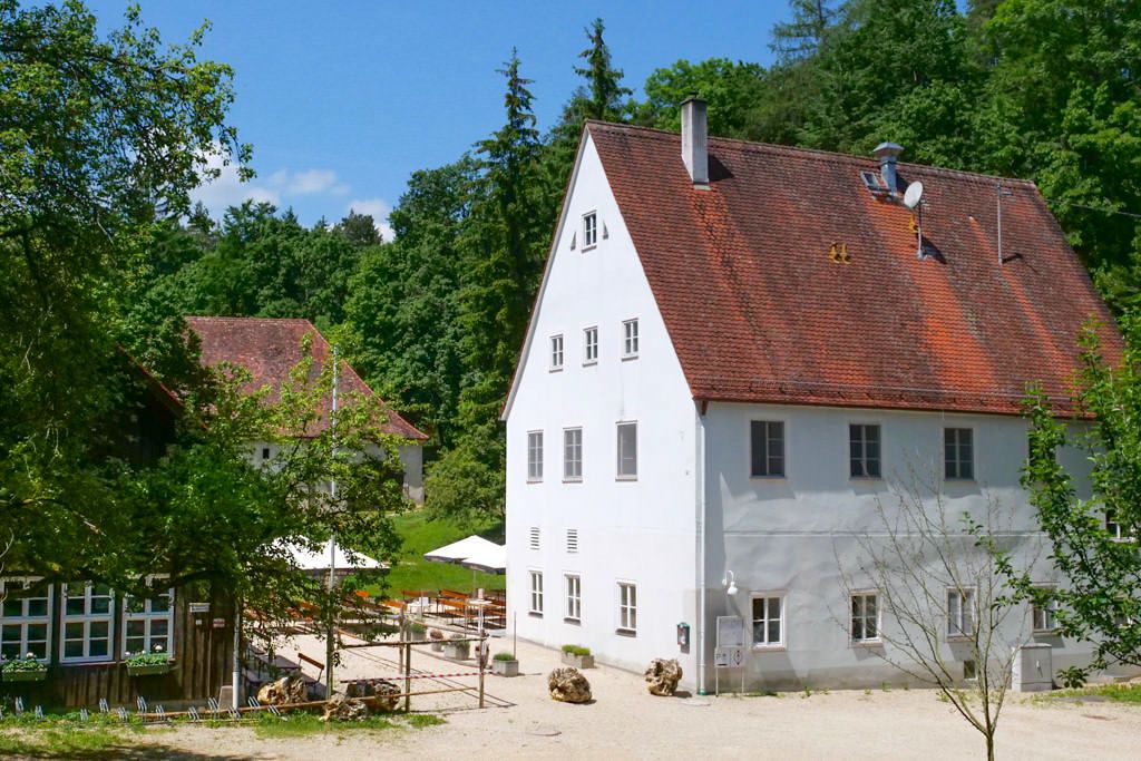 Waldwirtschaft Jagdhaus Alte Bürg - Verlockende Einkehrmöglichkeit mit Biergarten auf der Schäferweg Wanderung - Donau-Ries, Bayern