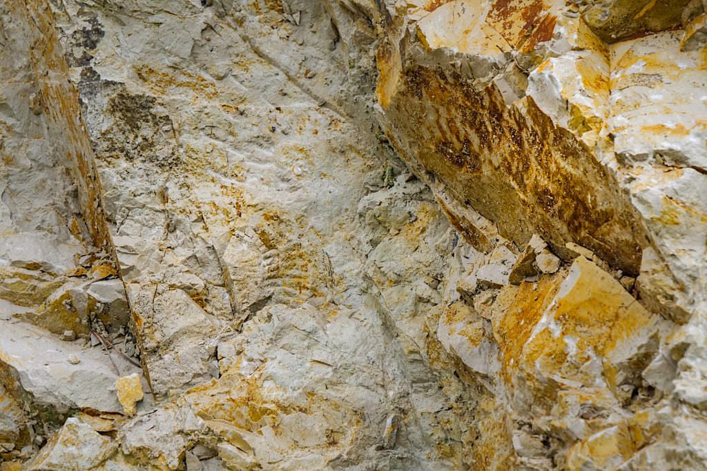 Geotop Kalvarienberg - Veränderte Gesteinsschichten durch das Ries-Ereignis - Donau-Ries, Bayern 