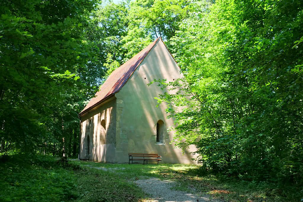 Die Kapelle Alte Bürg ist ein letztes Überbleibsel und dem Heiligen Hippolyt geweiht - Sehenswürdigkeiten auf der Schäferweg Wanderung im Donau-Ries - Bayern
