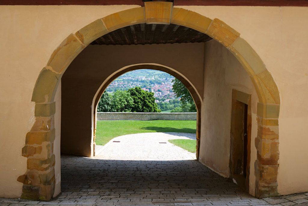 Schloss Kapfenburg - Durchgang zum Hochschloss und Blick hinunter nach Lauchheim - Sehenswürdigkeiten im Ferienland Donau-Ries & Schwäbische Alb, Baden-Württemberg