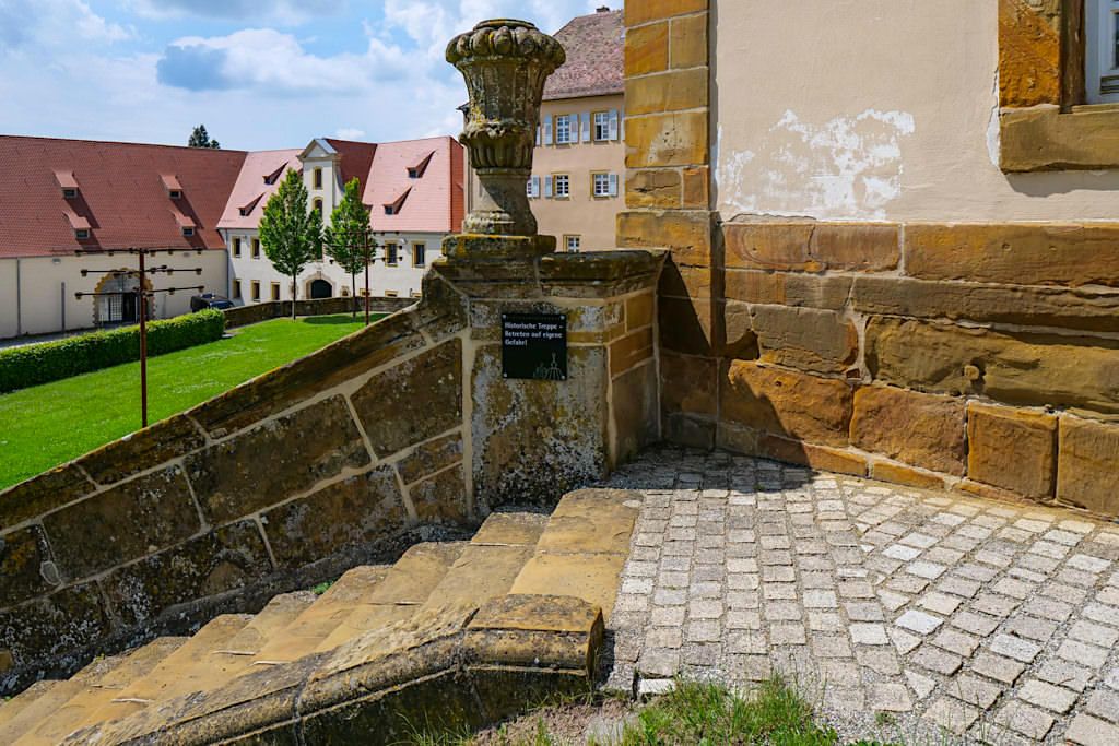 Schloss Kapfenburg - Historische Treppe & Blick in den Burghof - Schönste Burgen & Schlösser im Ferienland Donau-Ries & Schwäbische Alb, Baden-Württemberg