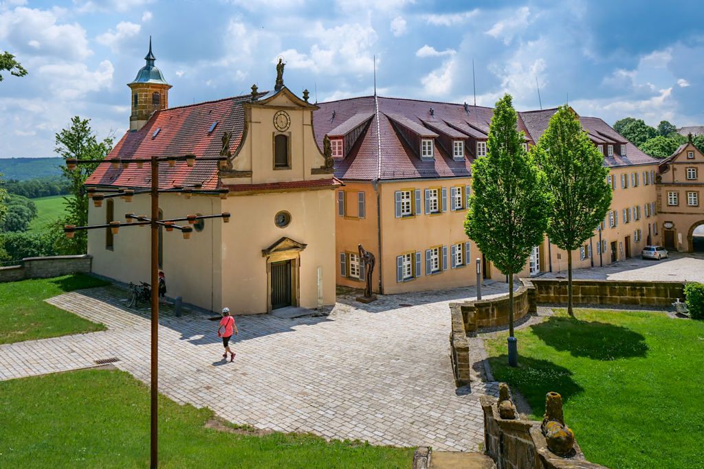Schloss Kapfenburg - Ausblick auf die ehemalige Vorburg & den Schlosshof - Schönste Burgen & Schlösser im Ferienland Donau-Ries & Schwäbischer Alb, Baden-Württemberg