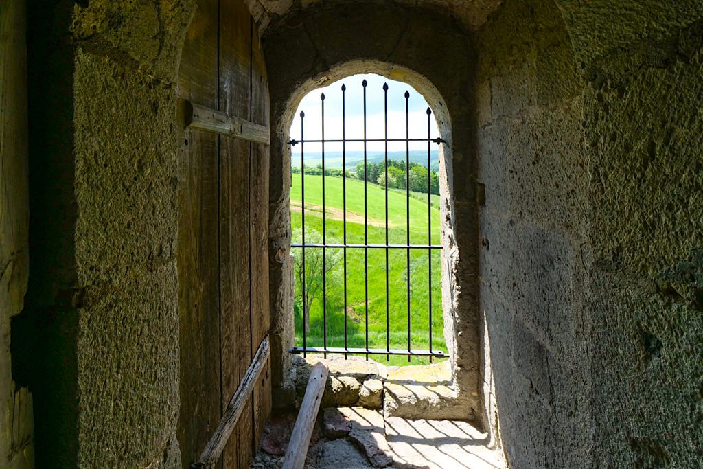 Burg Katzenstein - Turmeingang in 7 m Höhe sollte vor Feinden schützen - Ferienland Donau-Ries, Baden-Württemberg