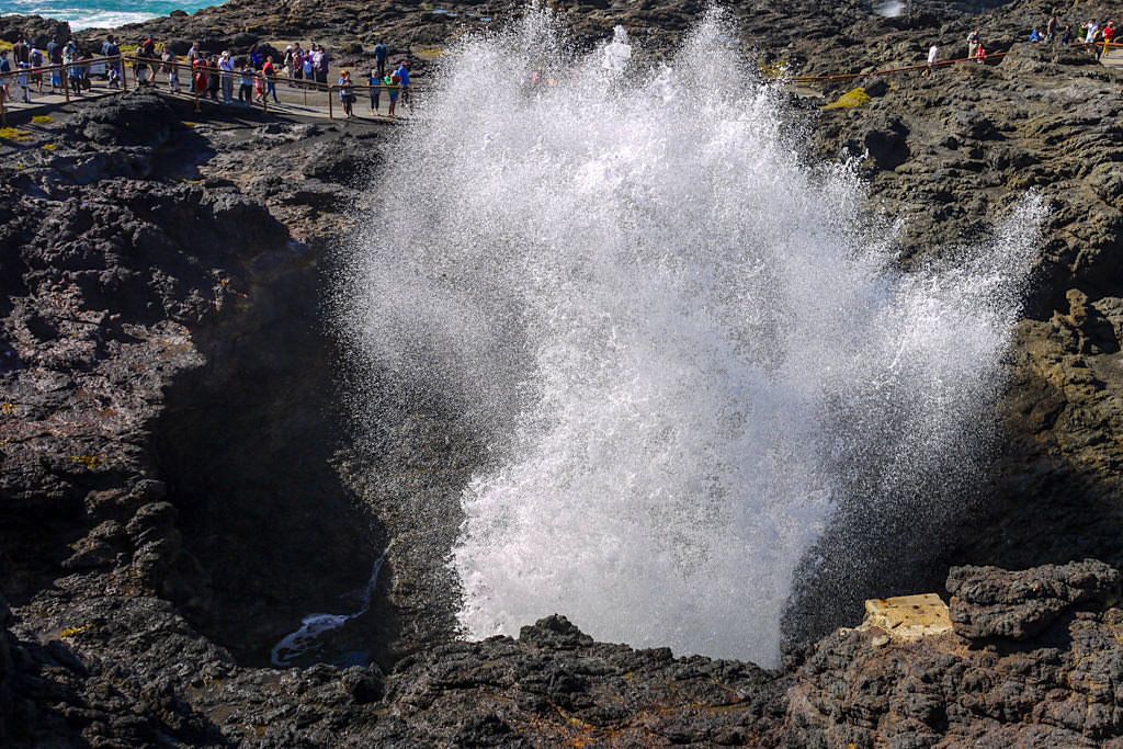 Die riesigen Wassermassen des Kiama Blowhole können von Aussichtsplattformen sicher beobachtet werden - New South Wales