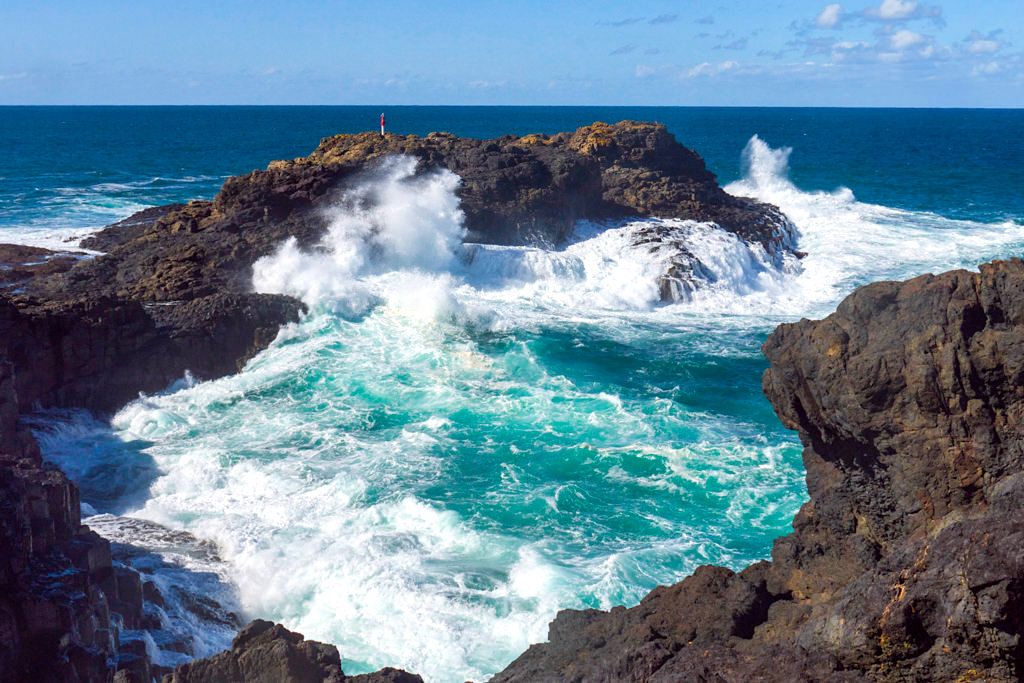Wilde Kiama Küste - Felsbucht & tosende Wellen beim Blowhole - New South Wales
