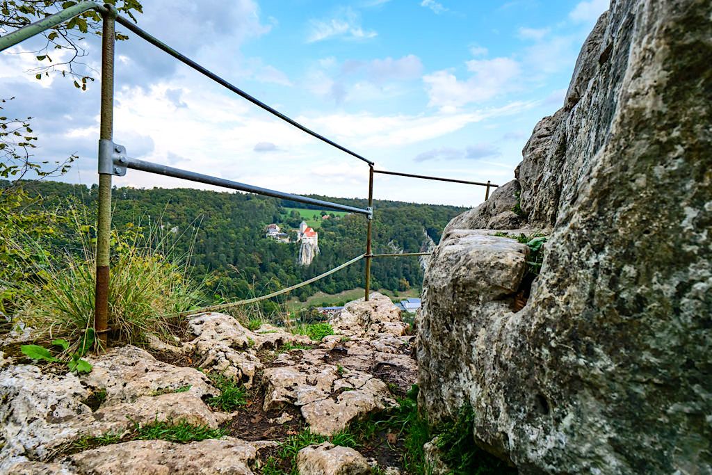 Altmühltal Klamm Wanderung - Aussichtsplattform mit genialem Blick auf Schloss Prunn & Main-Donau-Kanal - eines der Highlights dieser Rundwanderung von Riedenburg nach Prunn - Bayern