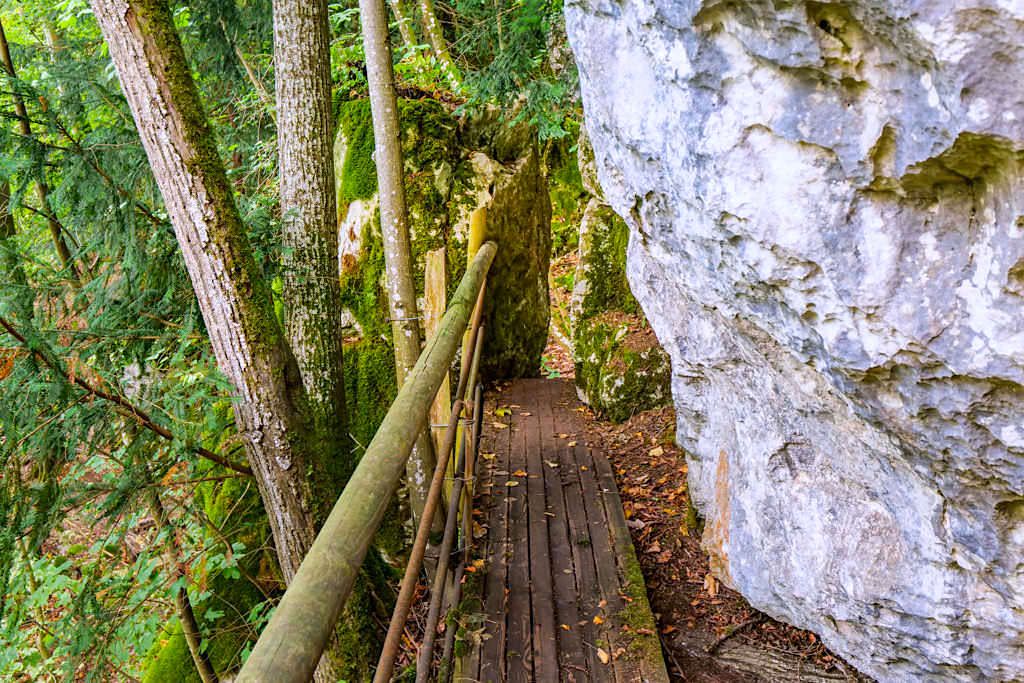 Altmühltal Klamm Wanderung - enge Durchgänge zwischen Felsen machen die Wanderung spannend - Bayern