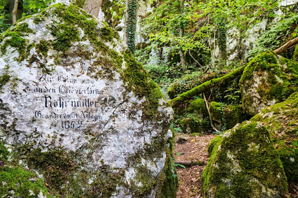 Wunderschöne Klamm-Wanderung bei Riedenburg / Prunn - Gedenkstein für Initiator dieser Klammwanderung - Altmühltal, Bayern