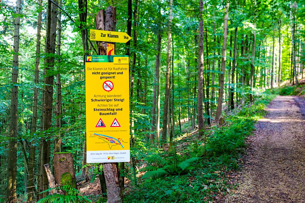 Altmühltal Klamm Wanderung - Schild, das einen "Schwierigen Steig", der überhaupt nicht schwierig ist, ankündigt - Bayern