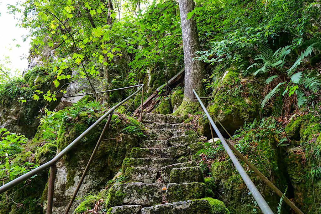Altmühltal Klamm Wanderung - Natursteintreppen erleichtern das Auf und Ab zwischen den Felswänden - Bayern