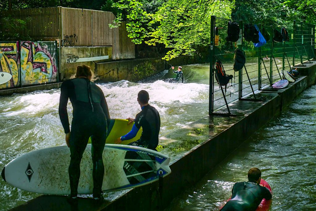 Kleine Eisbachwelle mit Riversurfern bei der Dianaschwelle - Englischer Garten Sehenswürdigkeiten - München, Bayern