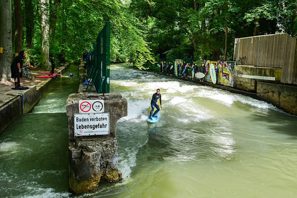 Kleine Eisbachwelle E2 für Anfänger und Fortgeschrittene im Riversurfing bei der Dianabadschwelle im Südteil Englischer Garten - München, Bayern