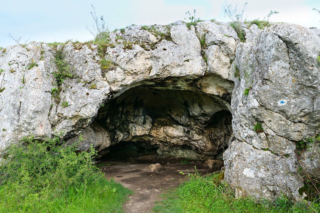 Kleine Ofnethöhle am Geotop Riegelberg - Schäferweg Wanderung im Donau-Ries, Bayern