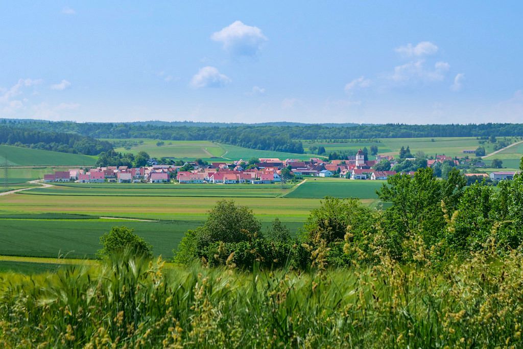 Ausblick auf Kleinerdlingen bei Nördlingen - Schäferweg Wanderung im Donau-Ries - Bayern