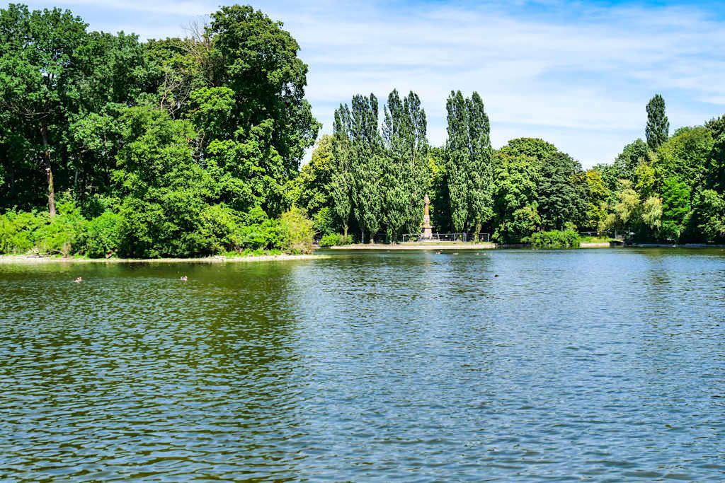 Kleinhesseloher See mit Blick auf Statue im Englischen Garten - München, Bayern
