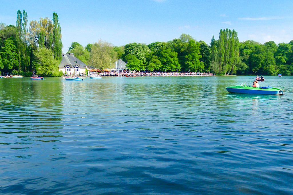 Kleinhesseloher See mit Seehaus und Tretboten - Attraktionen im Englischer Garten - München Highlights -Bayern