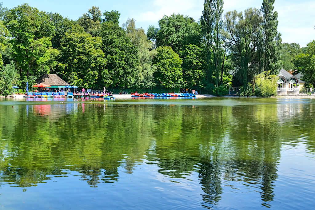 Kleinhesseloher See mit Tretboot-Verleih - Englischer Garten Highlights in München - Bayern