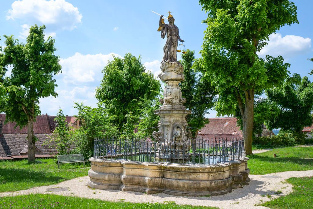 Abtei Neresheim : lauschiges Plätzchen am Michaelsbrunne und den Gedanken Flügel zu verleihen - Sehenswürdigkeiten Ferienland Donau-Ries & Schwäbische Alb, Baden-Württemberg