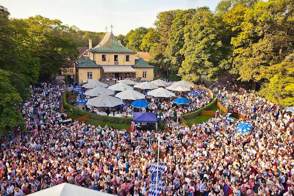 Zehntausende Menschen auf dem alljährlicher berühmter Kocherlball am Chinesischer Turm im Juli - Englischer Garten - München, Bayern