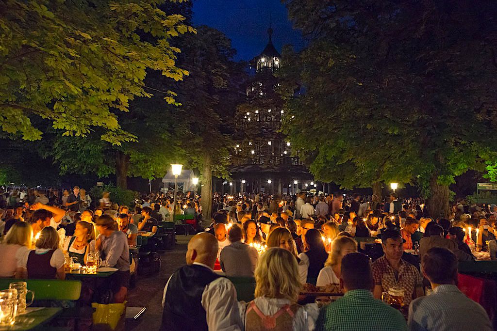 Kocherlball am Chinesischen Turm im Englischer Garten - Wer einen Sitzplatz will muss hier schon um 4 Uhr morgens kommen - München Highlight, Bayern